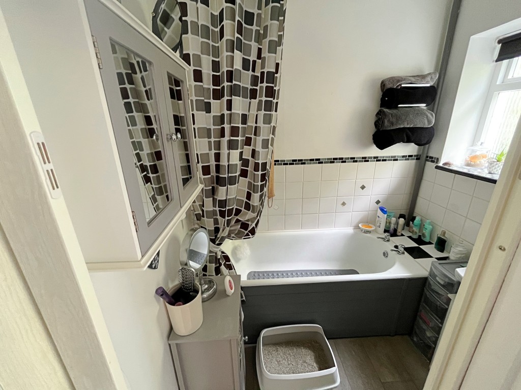 Lot: 37 - LEASEHOLD FLAT FOR INVESTMENT - View of the bathroom
